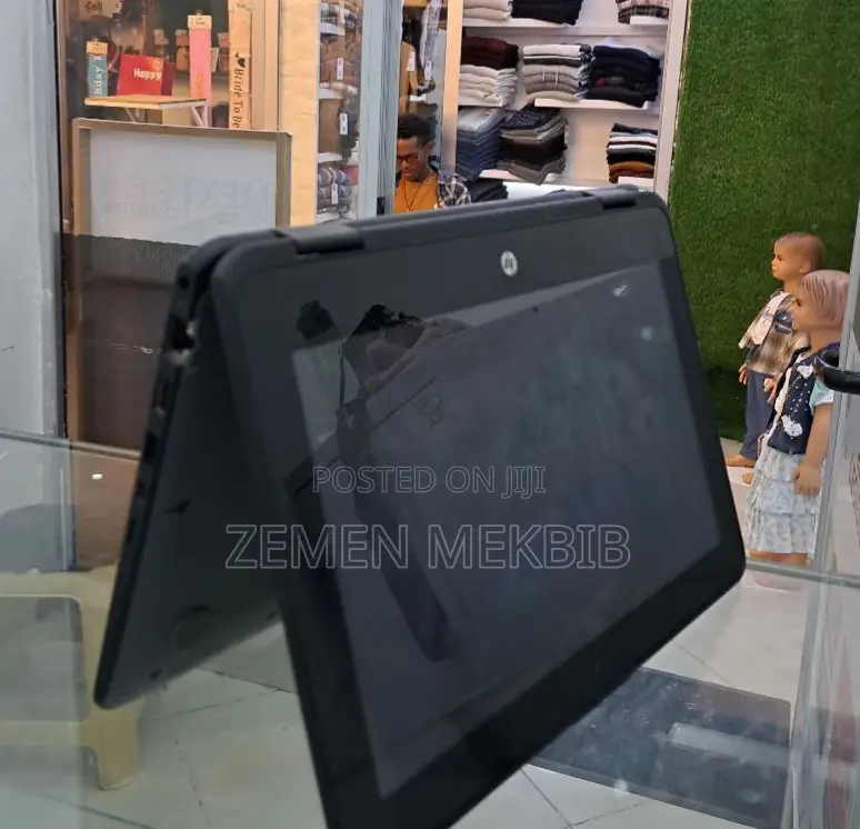 New Laptop HP 8GB Intel Xeon SSD 128GB