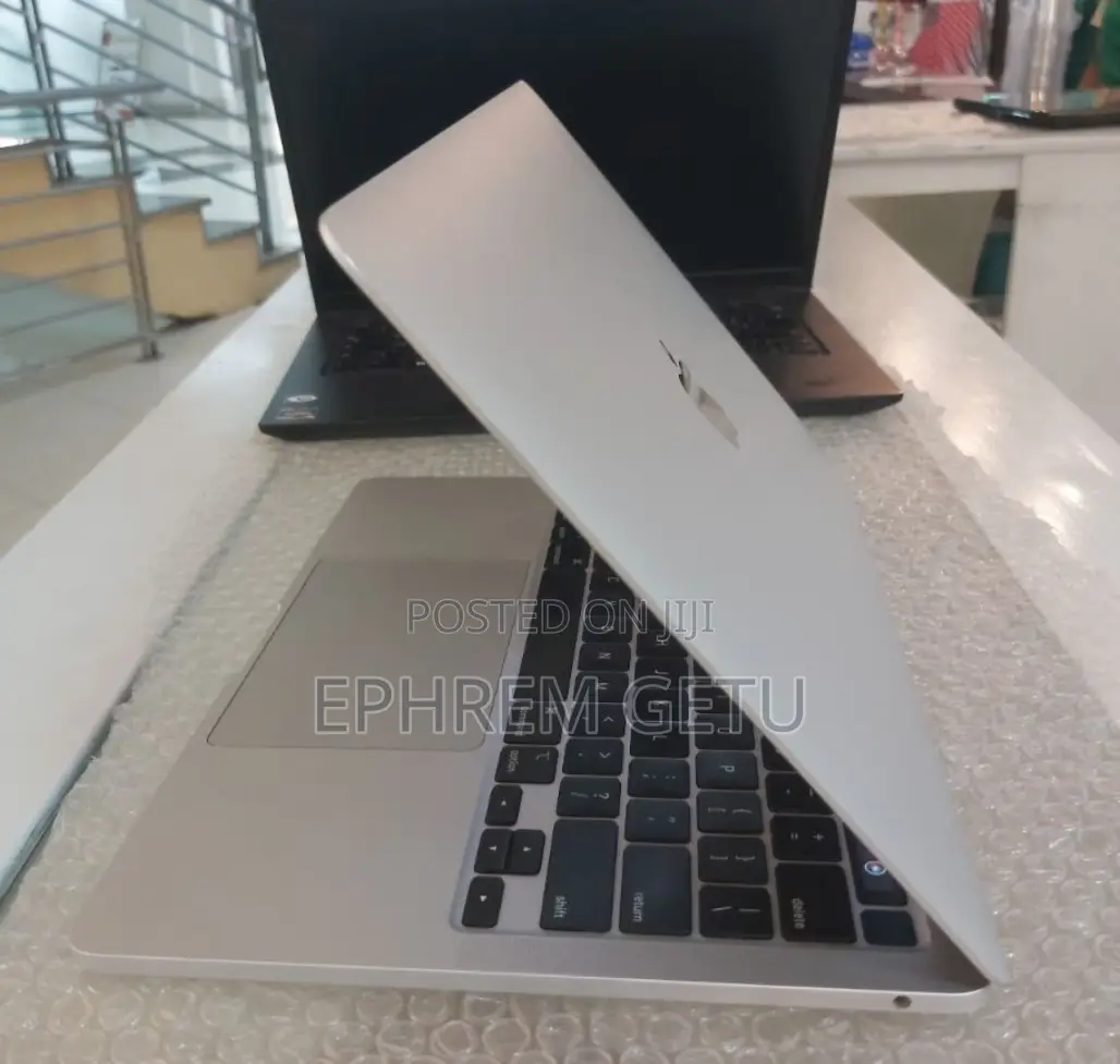 New Laptop Apple MacBook 2020 8GB Intel Core I5 SSD 256GB