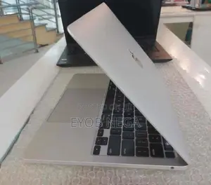 New Laptop Apple MacBook Pro 2020 8GB Intel Core I5 SSD 256GB