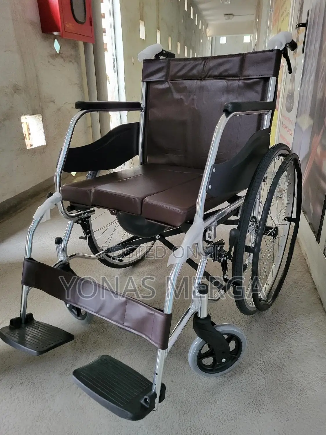 Commode Wheelchair/Bathሩም/Wheelchair%የእጅ ፍሬን አለዉ¶Wheelchair