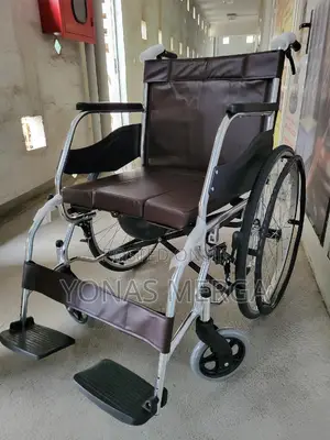Commode Wheelchair/Bathሩም/Wheelchair%የእጅ ፍሬን አለዉ¶Wheelchair