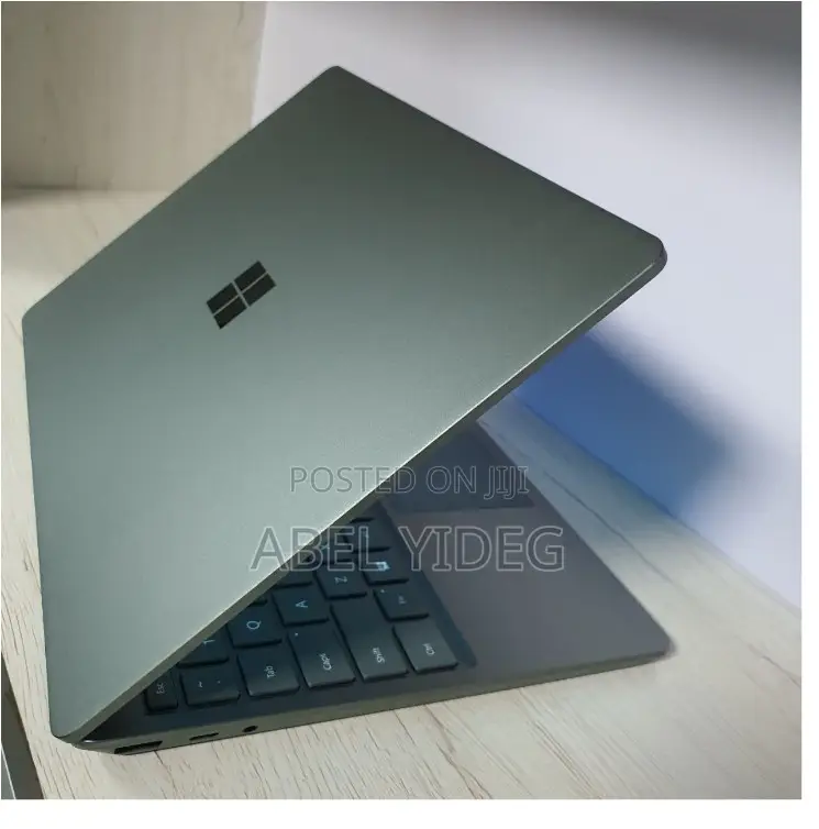 New Laptop Microsoft Surface 8GB Intel Core I5 SSD 256GB