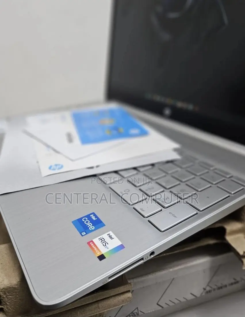 New Laptop HP 15-Dw0037wm 8GB Intel Core I5 SSD 512GB
