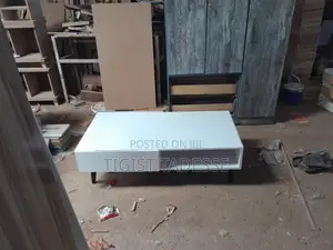 የሶፋ ጠረጴዛ ለቤትዎ ጥርት ያለ እቃ