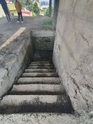 የሚሸጥ ቦታ መገናኛ ኮምፓውድ