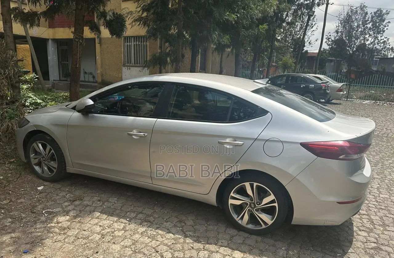 Hyundai Elantra 2016 Silver