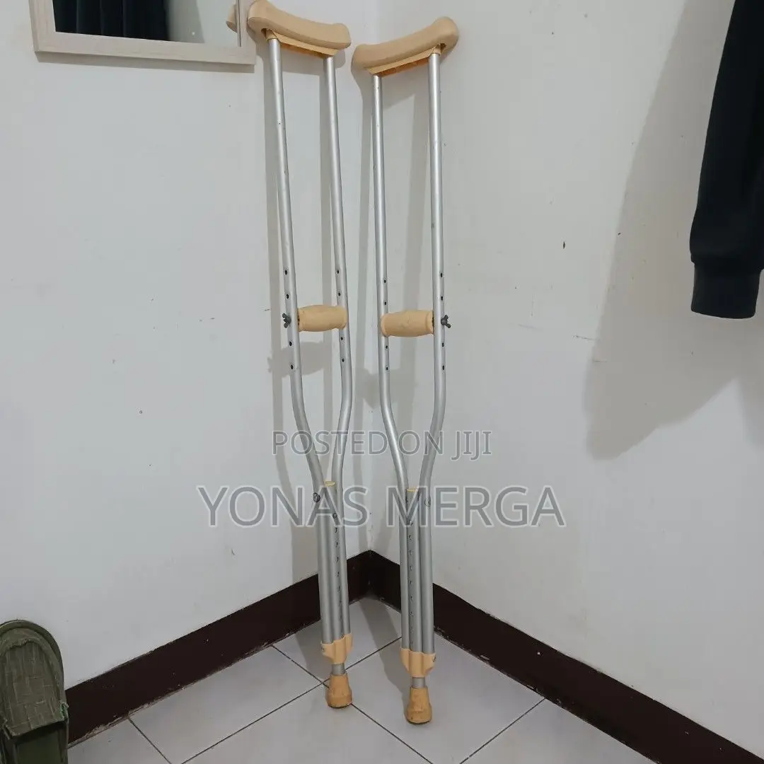 Auxiliary Crutches /ኦግዝላሪ Crutches¶የብብት ክራንች°አጀስቴብል Crutches
