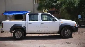 Nissan Pick-Up 2005 White