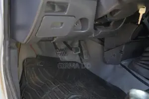 Nissan Pick-Up 2005 White