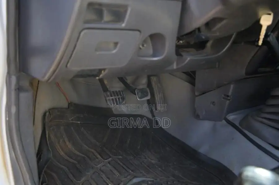 Nissan Pick-Up 2005 White