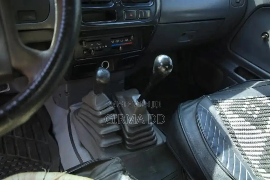 Nissan Pick-Up 2005 White