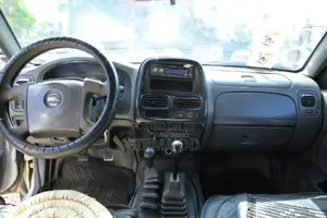 Nissan Pick-Up 2005 White