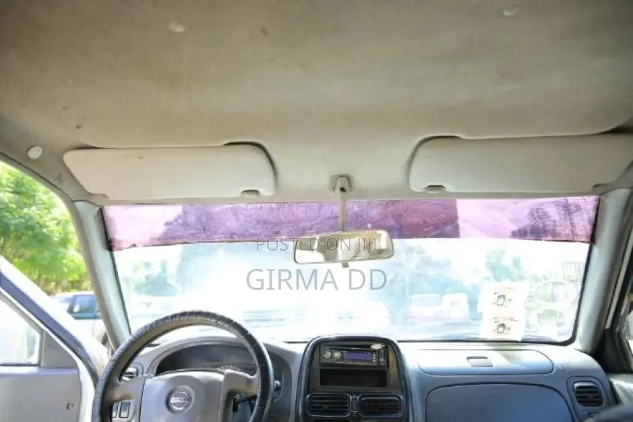 Nissan Pick-Up 2005 White