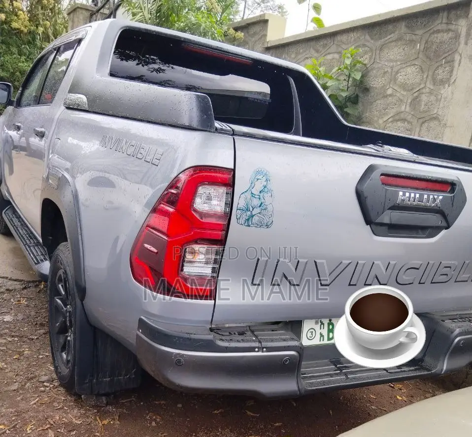 New Toyota Hilux 2022 Gray