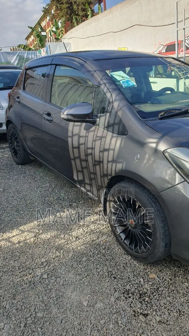 Toyota Yaris 2012 Gray