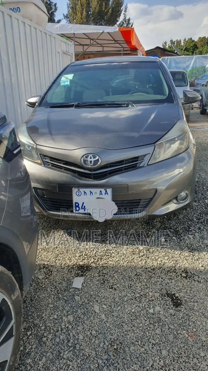 Toyota Yaris 2012 Gray