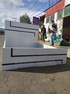 1,50cm አልጋ ከኮሜዲኖ ጋር