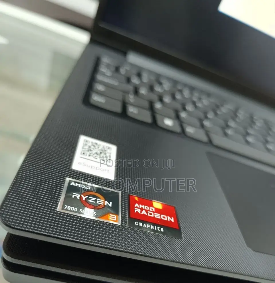 New Laptop Lenovo V15 8GB AMD Ryzen 3 SSD 256GB