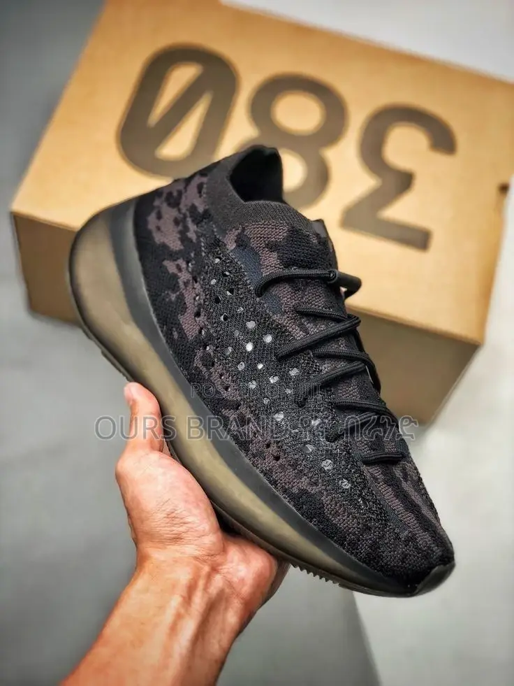 High Master Quality Luxurious Adidas Yezzy Casual Wear Shoe