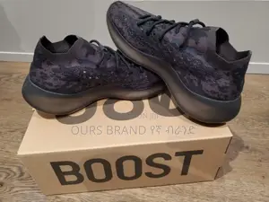 High Master Quality Luxurious Adidas Yezzy Casual Wear Shoe