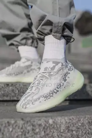 Photo - High Master Quality Luxurious Adidas Yezzy Casual Wear Shoe