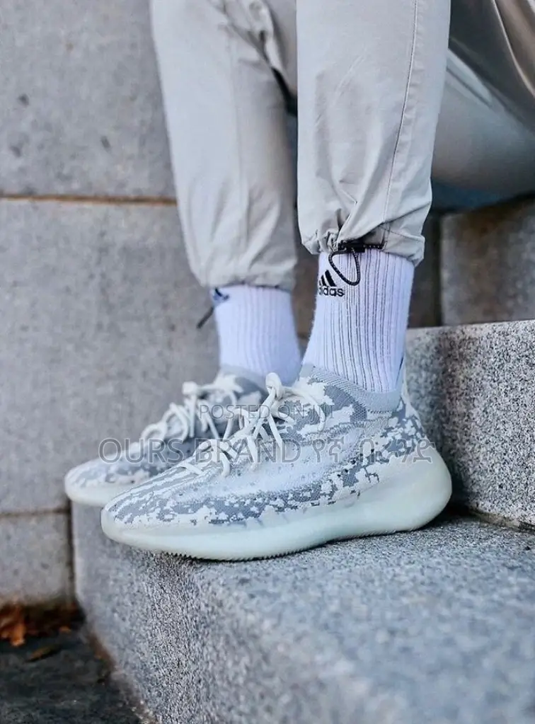 High Master Quality Luxurious Adidas Yezzy Casual Wear Shoe