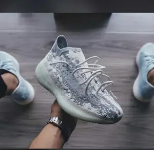 Photo - High Master Quality Luxurious Adidas Yezzy Casual Wear Shoe