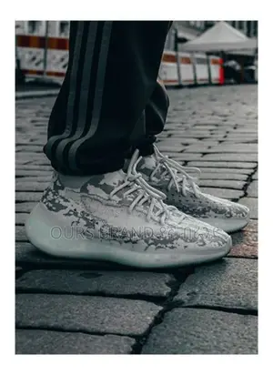 High Master Quality Luxurious Adidas Yezzy Casual Wear Shoe