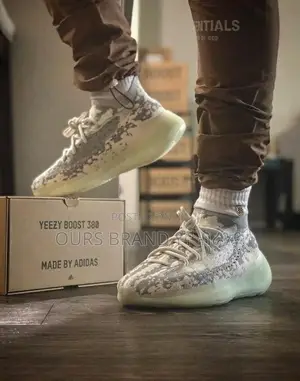 Photo - High Master Quality Luxurious Adidas Yezzy Casual Wear Shoe