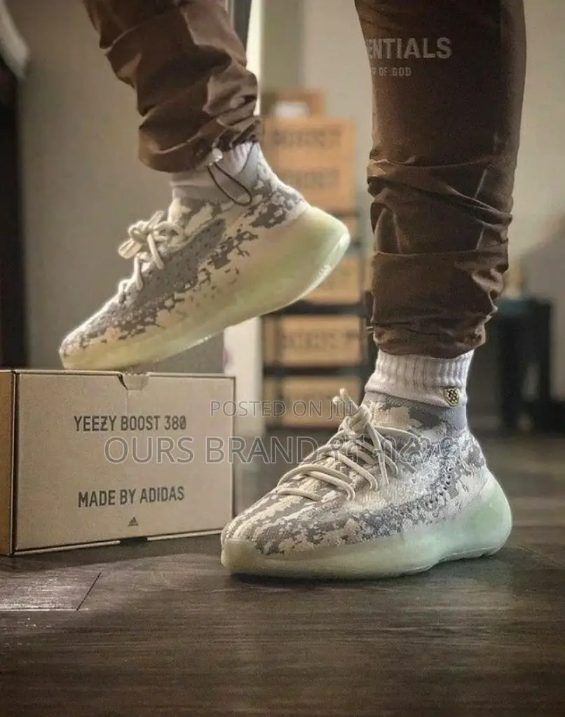 High Master Quality Luxurious Adidas Yezzy Casual Wear Shoe