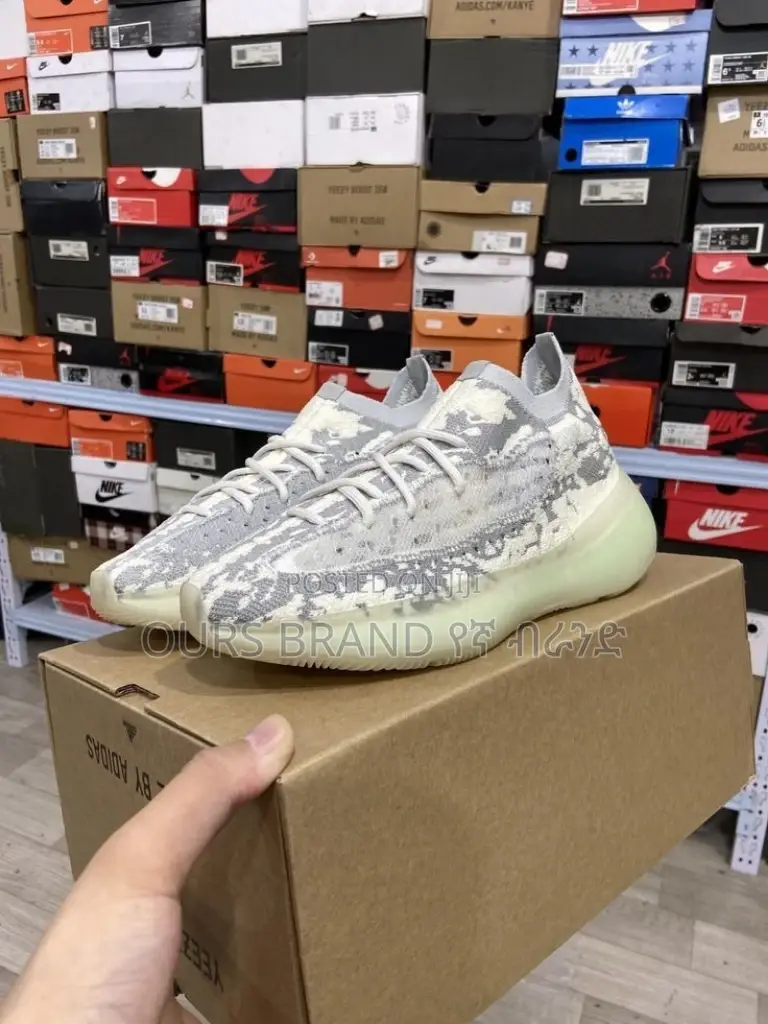 High Master Quality Luxurious Adidas Yezzy Casual Wear Shoe