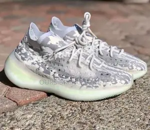 Photo - High Master Quality Luxurious Adidas Yezzy Casual Wear Shoe