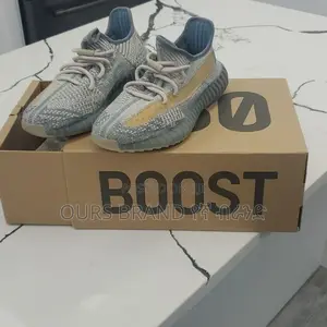 Photo - High Master Quality Luxurious Adidas Yezzy Casual Wear Shoe