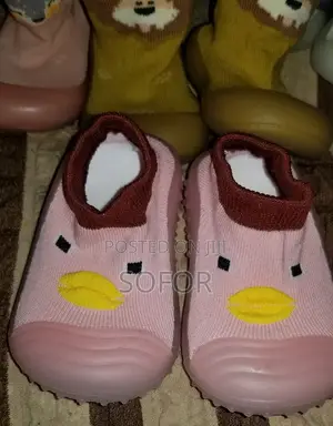 የልጆች ጫማ በተለያየ ከለር