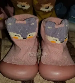 የልጆች ጫማ በተለያየ ከለር