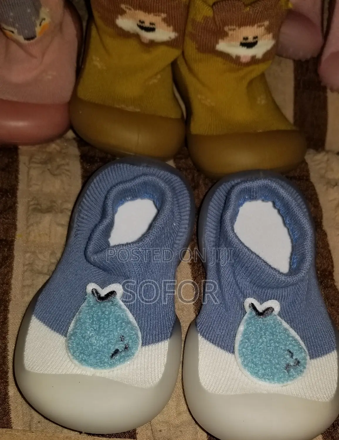 የልጆች ጫማ በተለያየ ከለር