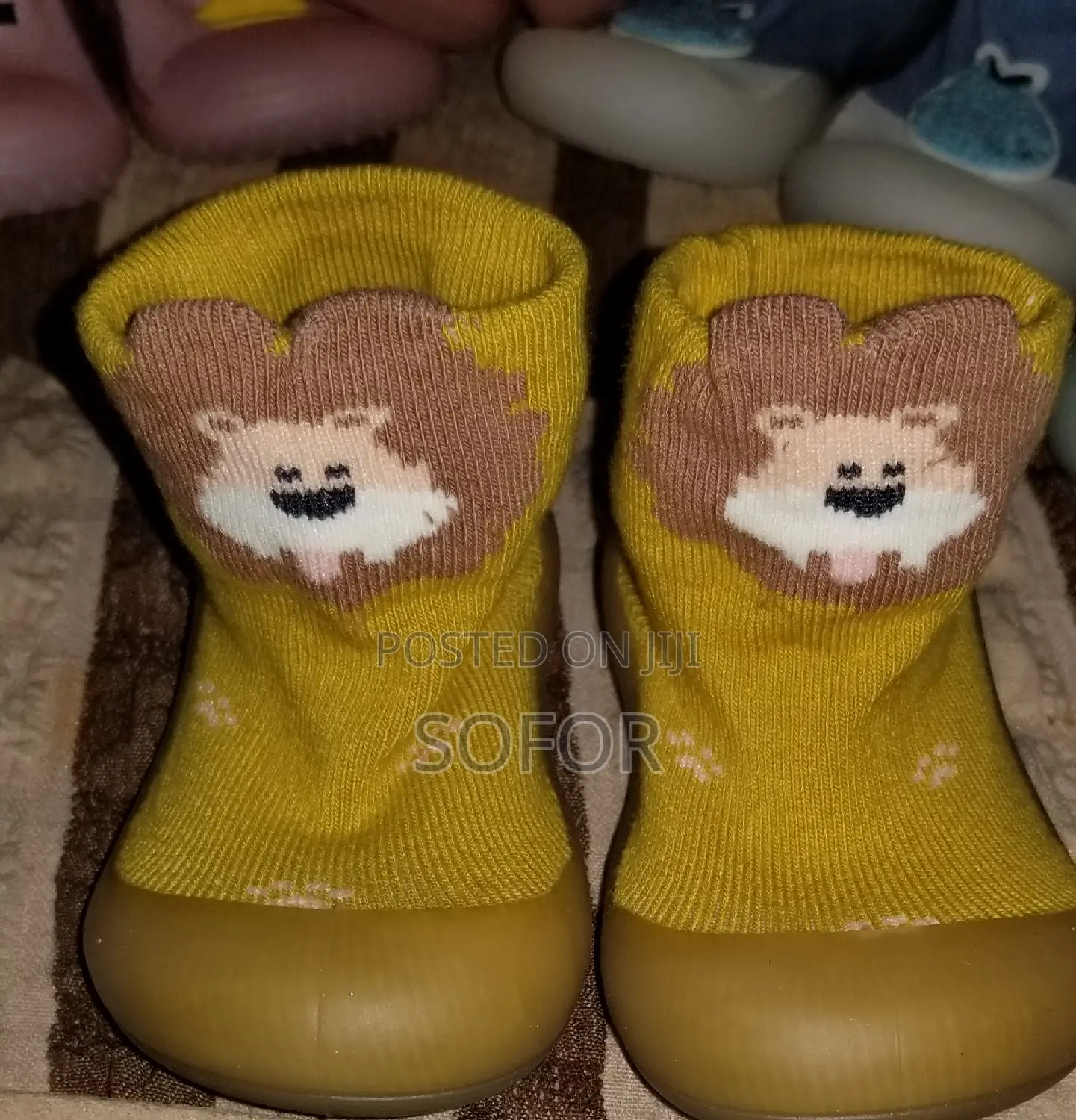 የልጆች ጫማ በተለያየ ከለር