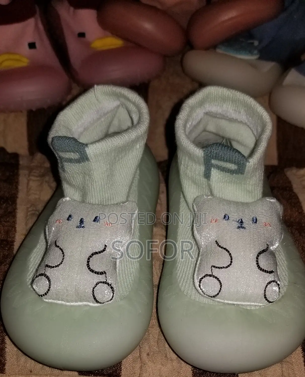 የልጆች ጫማ በተለያየ ከለር