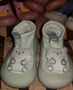 የልጆች ጫማ በተለያየ ከለር