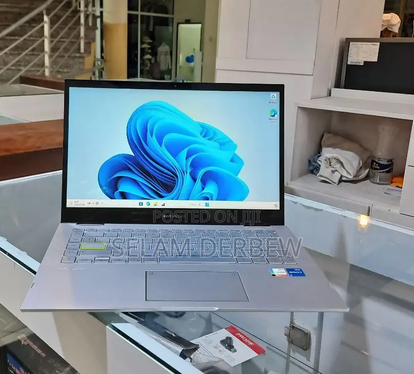 New Laptop Asus VivoBook W202 8GB Intel Core I5 SSD 512GB