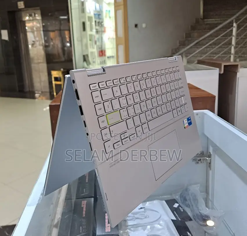 New Laptop Asus VivoBook W202 8GB Intel Core I5 SSD 512GB