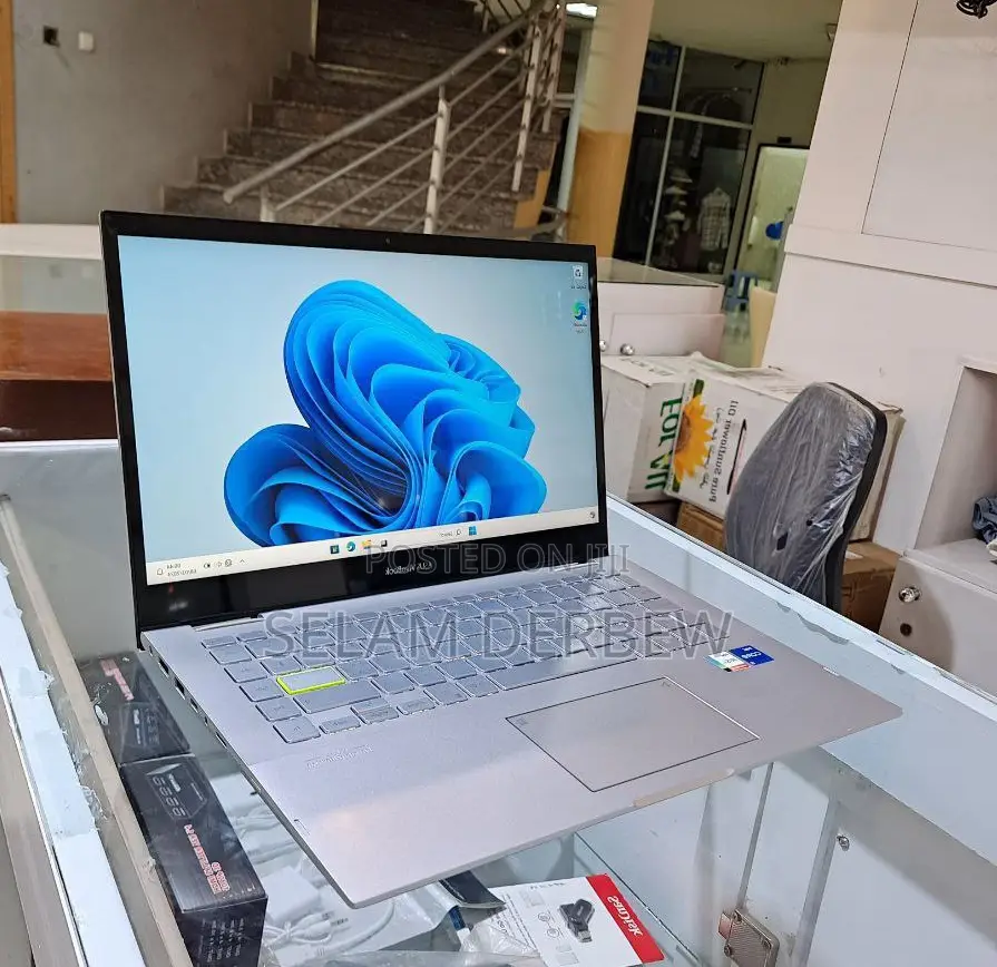 New Laptop Asus VivoBook W202 8GB Intel Core I5 SSD 512GB