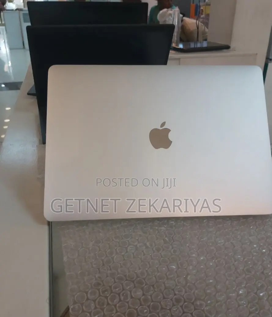 New Laptop Apple MacBook Pro 2020 8GB Intel Core I5 SSD 256GB