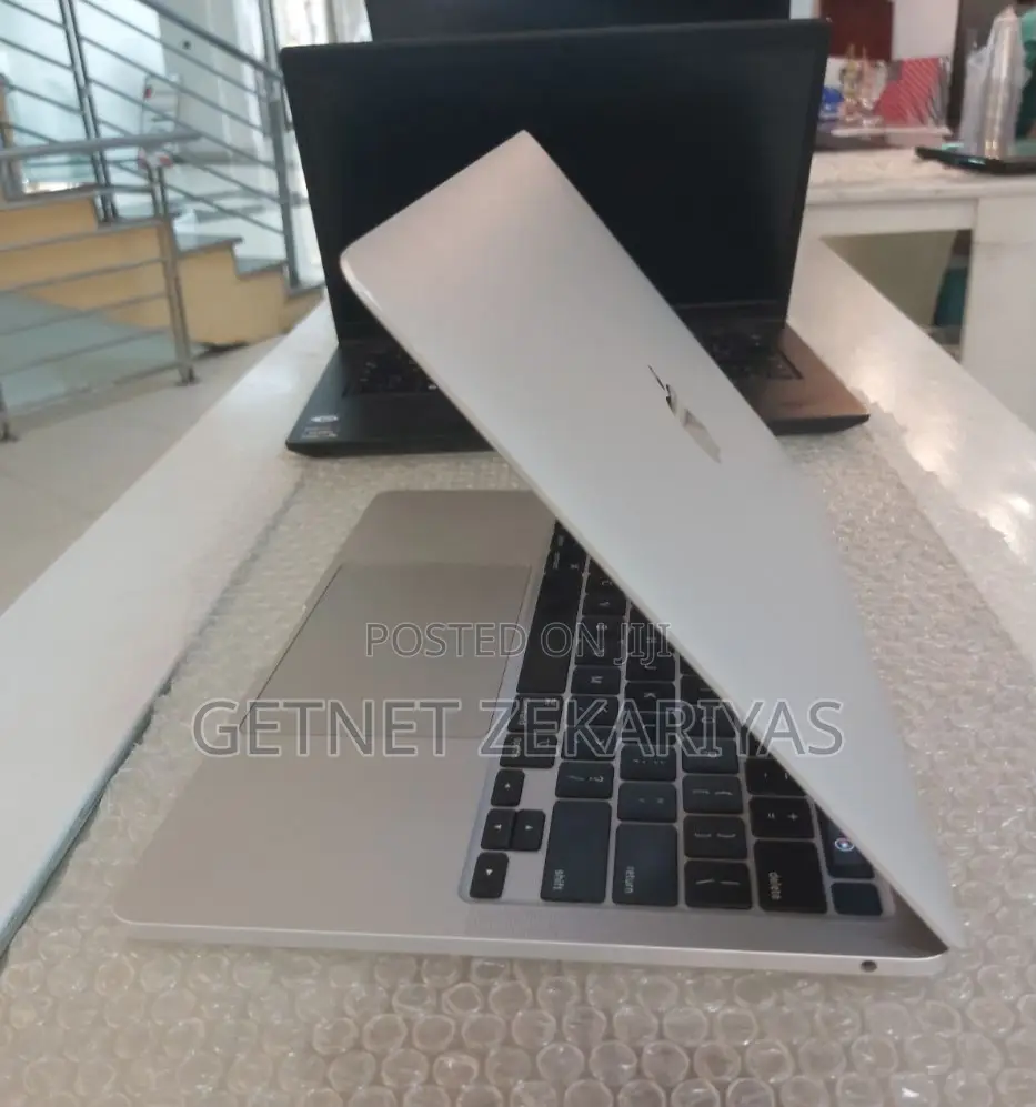 New Laptop Apple MacBook Pro 2020 8GB Intel Core I5 SSD 256GB