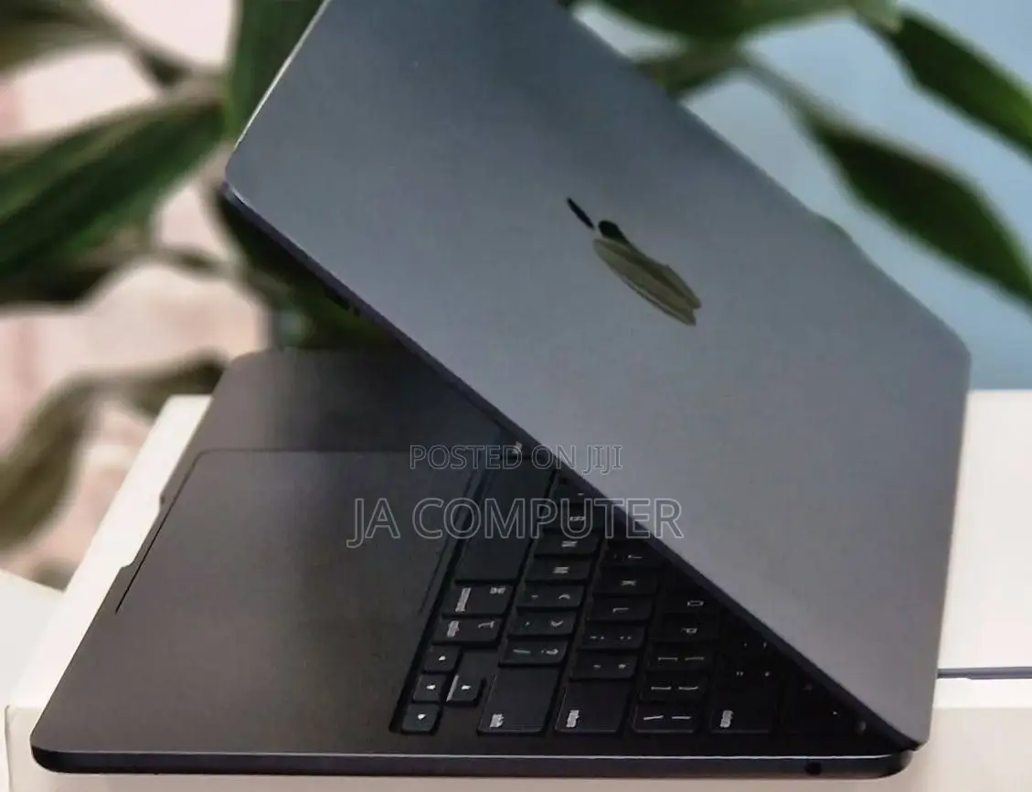 New Laptop Apple MacBook Air 2022 M2 8GB Apple M2 SSD 256GB