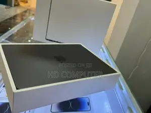 Photo - New Laptop Apple MacBook Air 2022 M2 8GB Intel Core I7 SSD 256GB