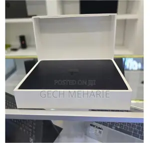 New Laptop Apple MacBook Air 2022 M2 16GB SSD 256GB