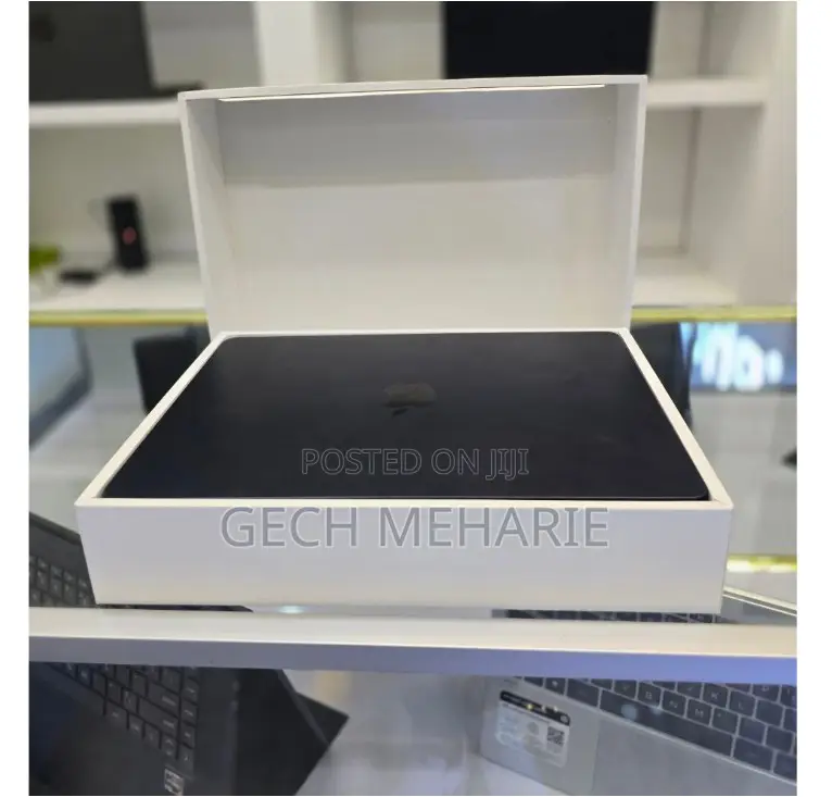 New Laptop Apple MacBook Air 2022 M2 16GB SSD 256GB