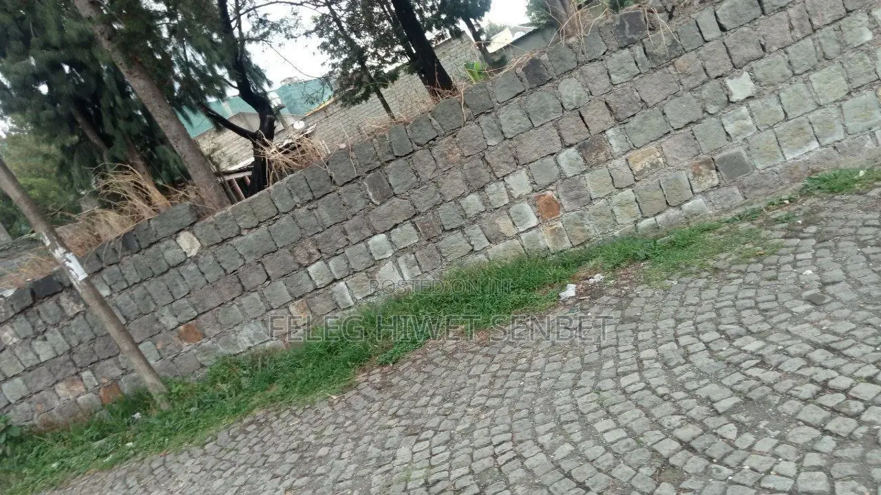 በአስቸኳይ የሚሸጥ ለማንኛውም አይነት ግንባታ መሆን የሚችል