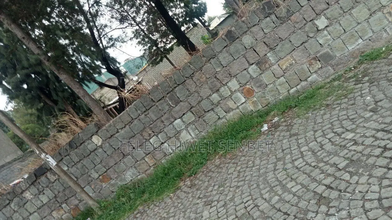 በአስቸኳይ የሚሸጥ ለማንኛውም አይነት ግንባታ መሆን የሚችል